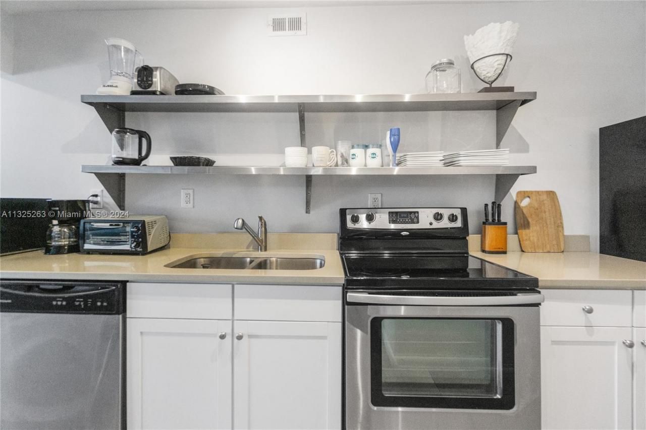 100 Lincoln Rd, Unit 320, Miami Beach, FL 33139 Photo