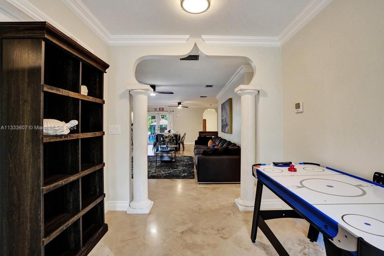 1049 N Southlake Dr, Hollywood, FL 33019 Photo