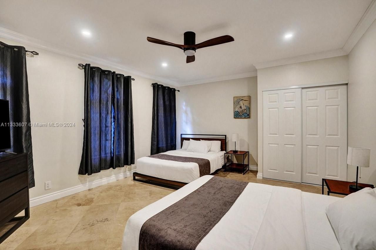 1049 N Southlake Dr, Hollywood, FL 33019 Photo