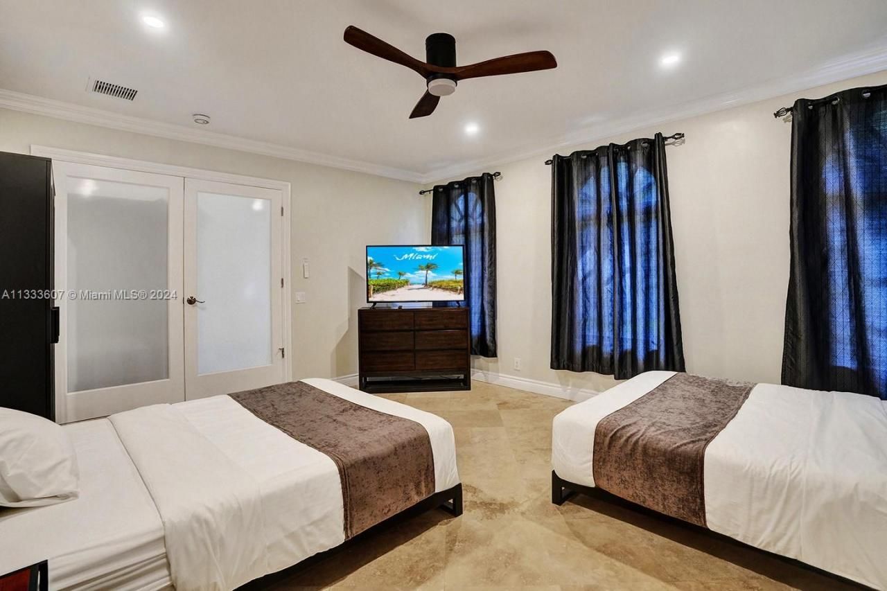 1049 N Southlake Dr, Hollywood, FL 33019 Photo