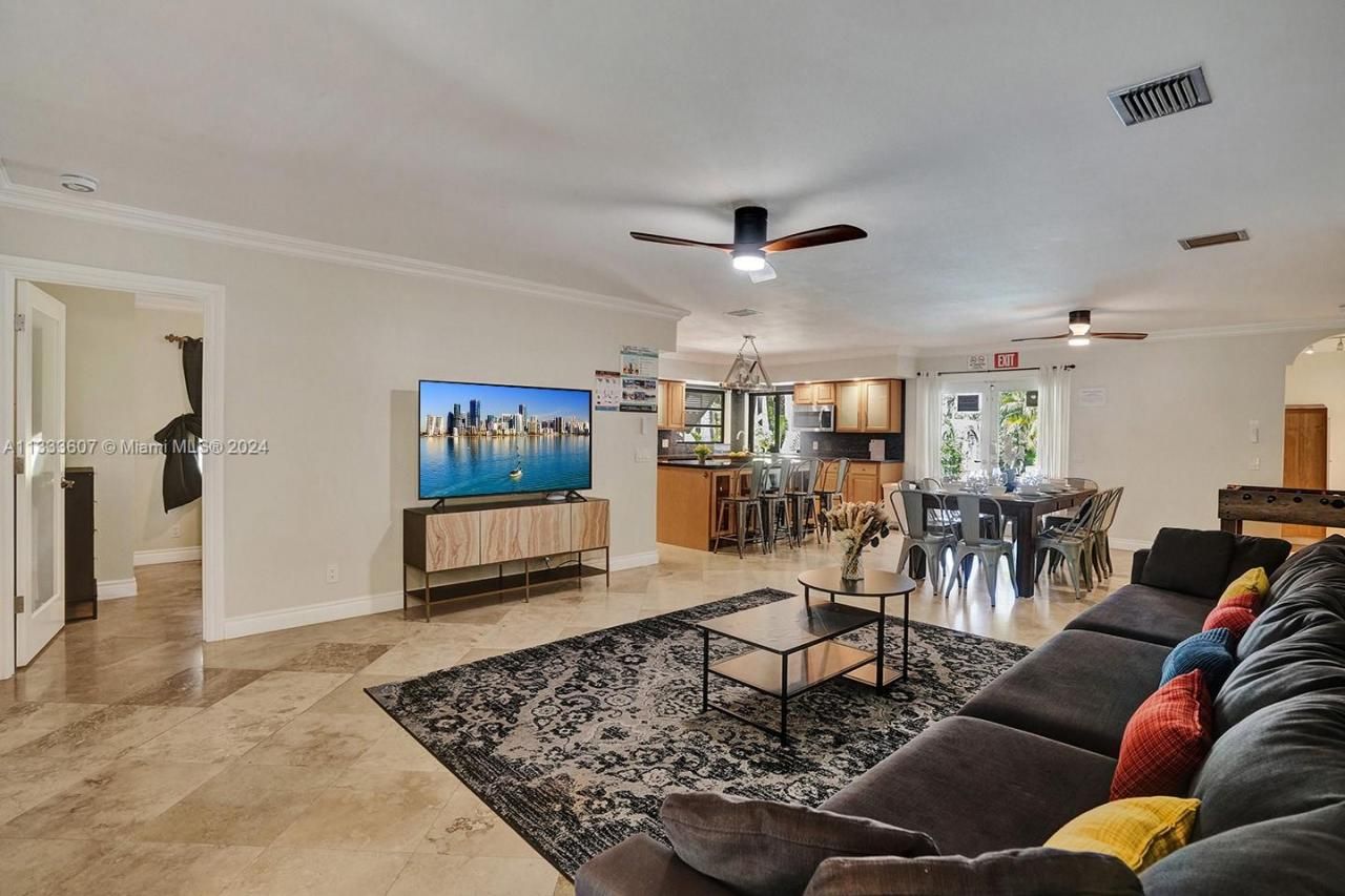 1049 N Southlake Dr, Hollywood, FL 33019 Photo