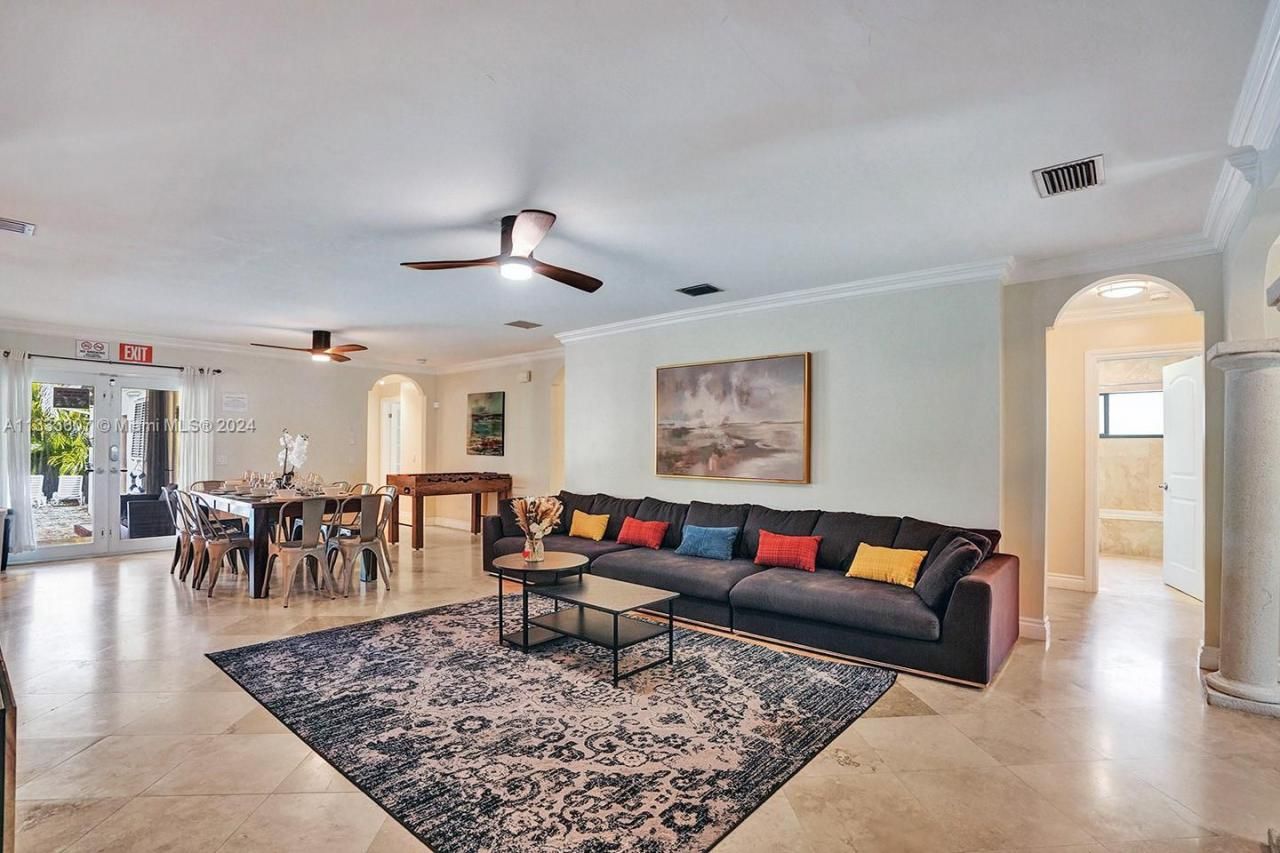 1049 N Southlake Dr, Hollywood, FL 33019 Photo