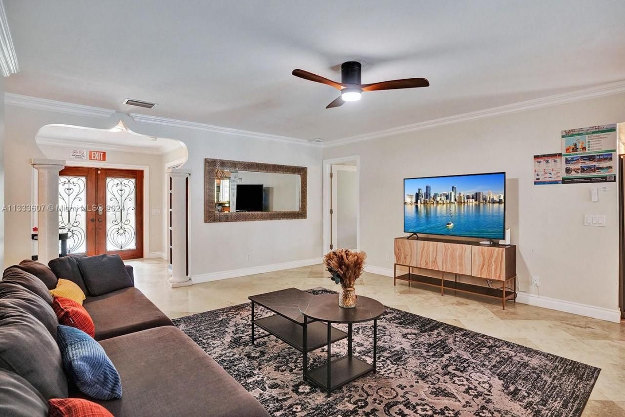 1049 N Southlake Dr, Hollywood, FL 33019 Photo