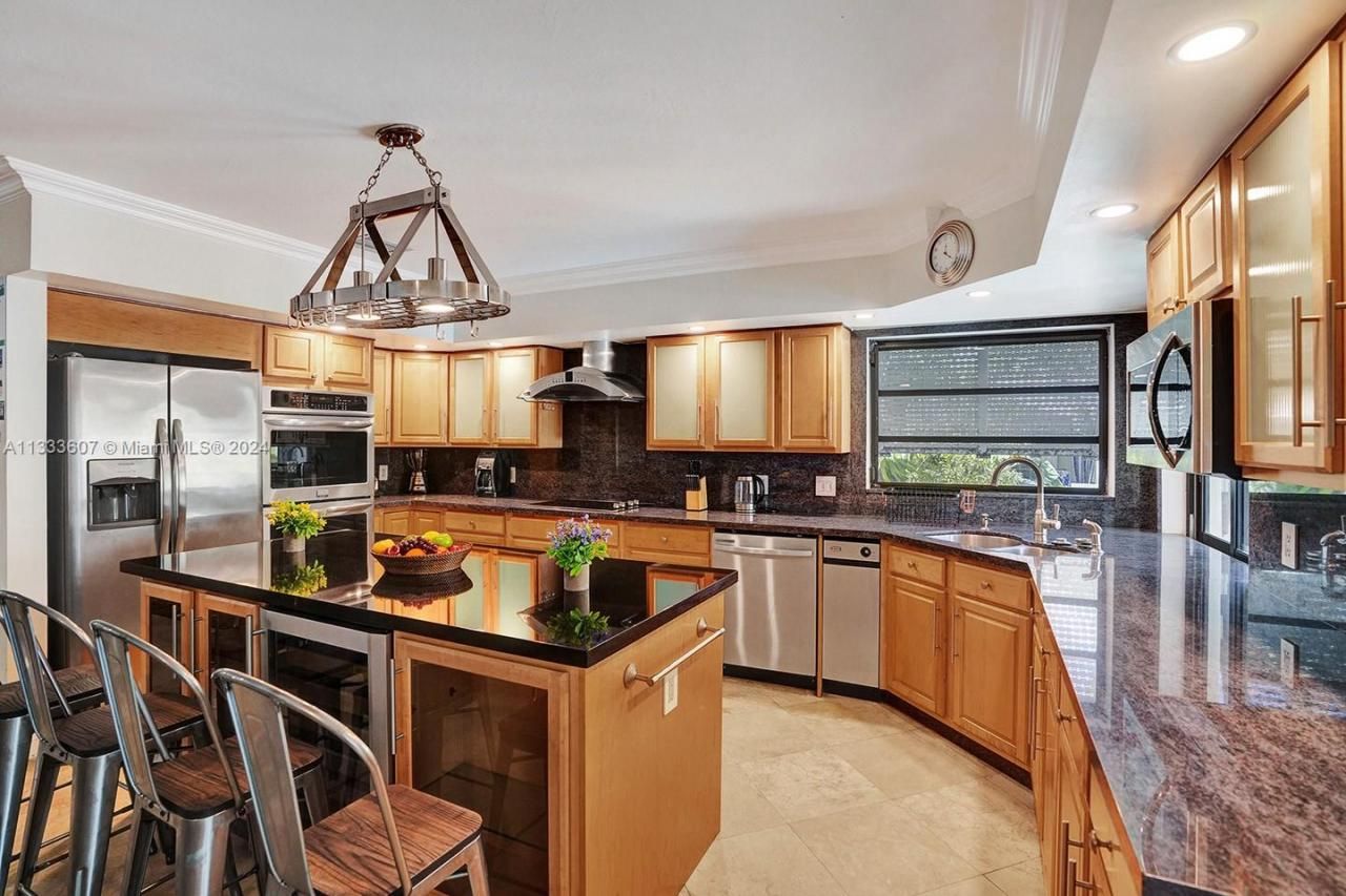 1049 N Southlake Dr, Hollywood, FL 33019 Photo