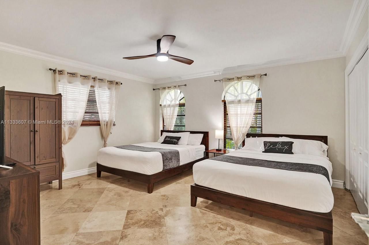 1049 N Southlake Dr, Hollywood, FL 33019 Photo