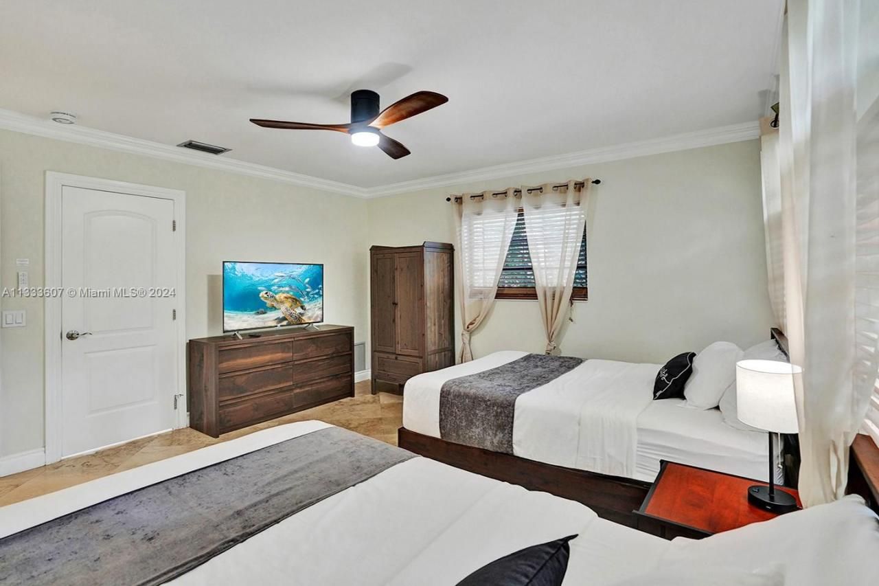 1049 N Southlake Dr, Hollywood, FL 33019 Photo