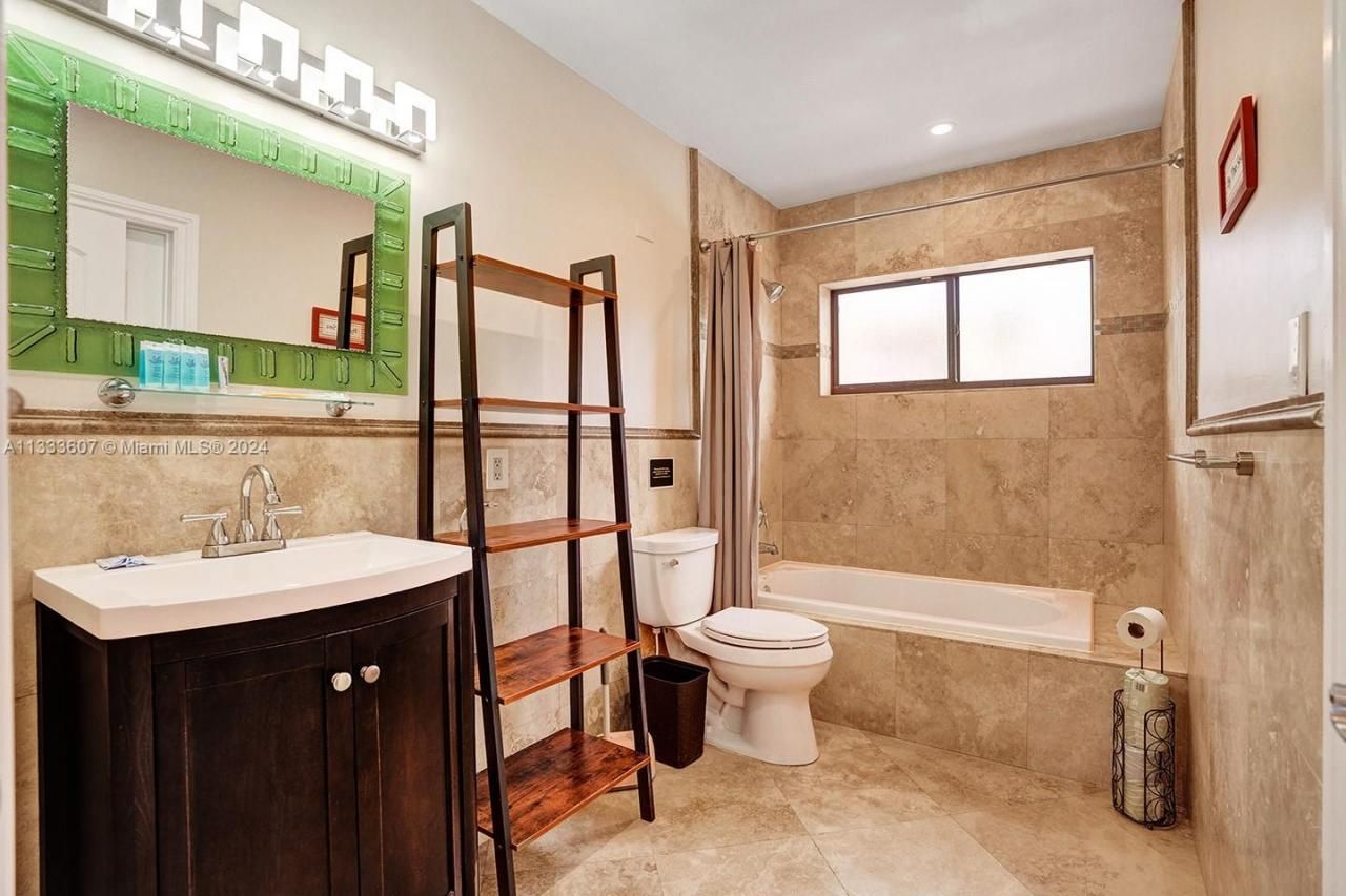 1049 N Southlake Dr, Hollywood, FL 33019 Photo