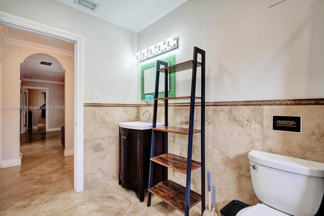 1049 N Southlake Dr, Hollywood, FL 33019 Photo