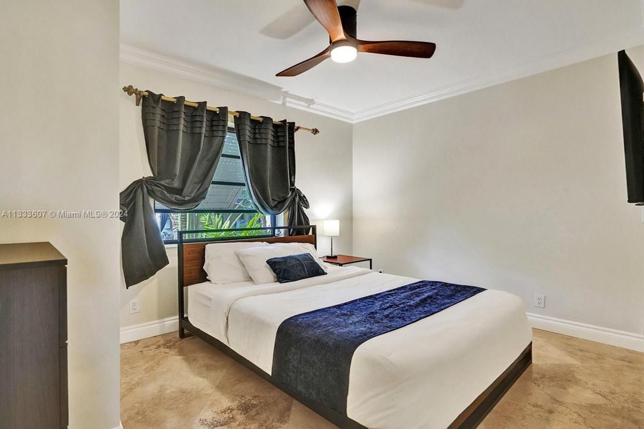 1049 N Southlake Dr, Hollywood, FL 33019 Photo