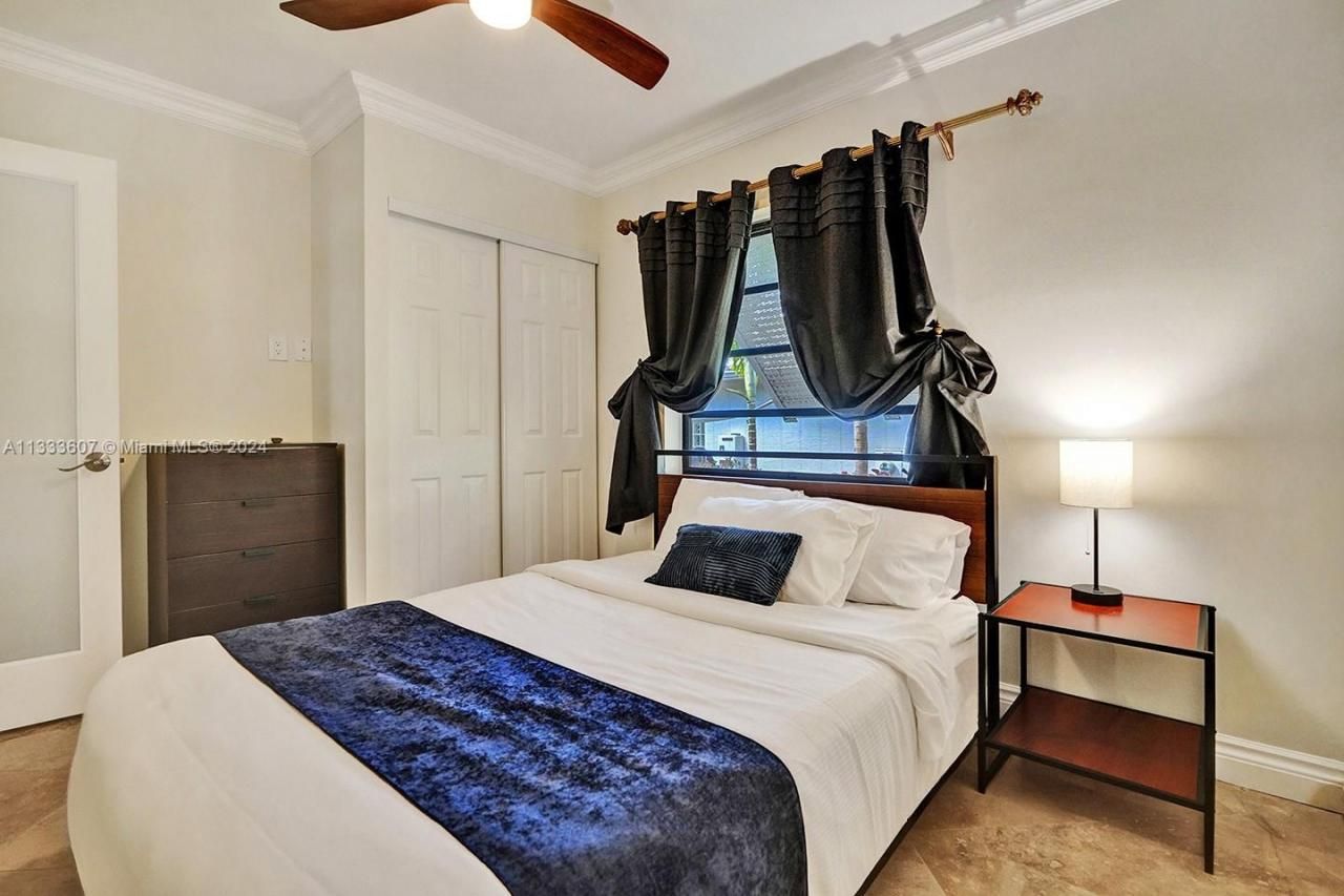 1049 N Southlake Dr, Hollywood, FL 33019 Photo