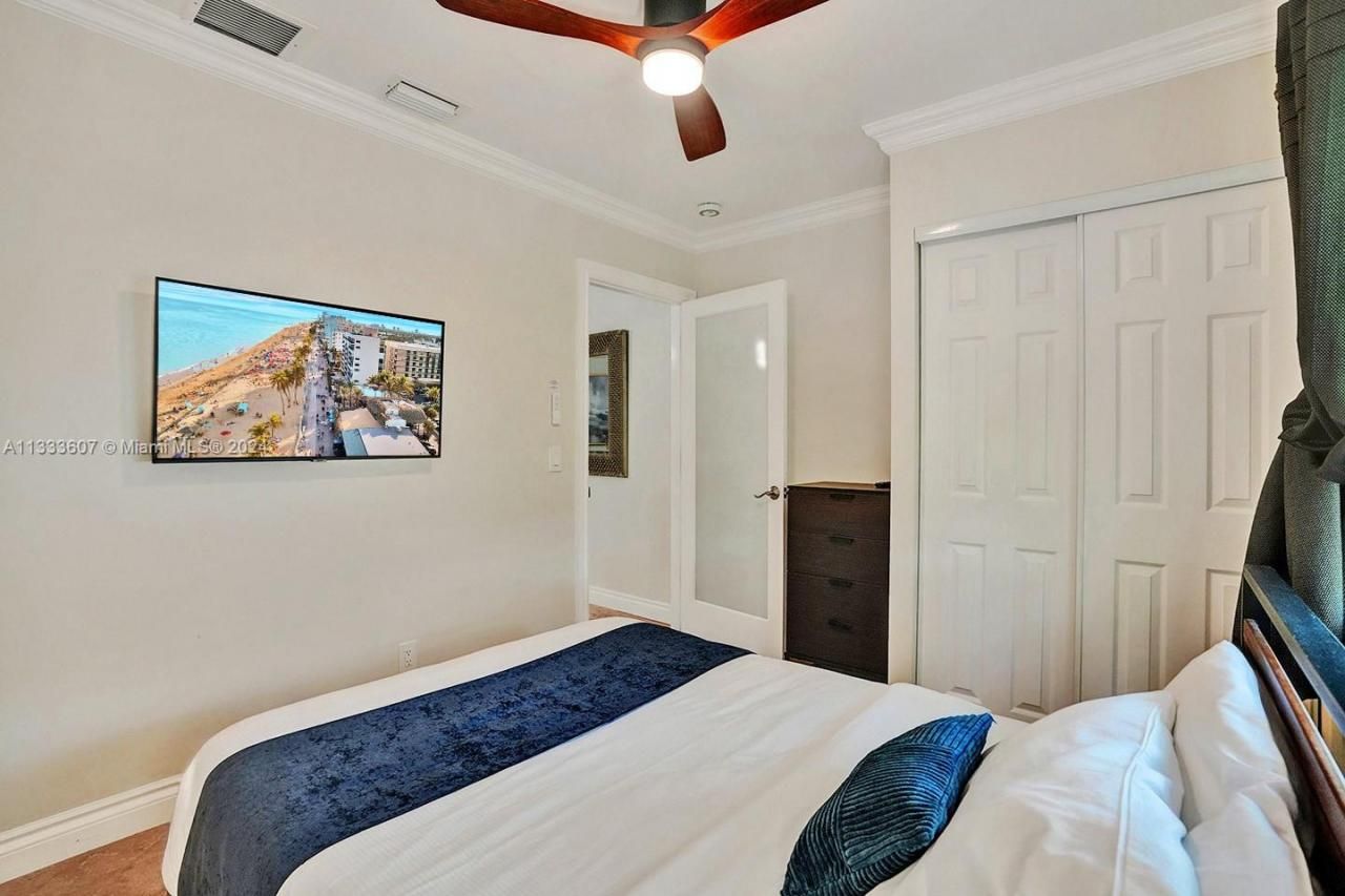 1049 N Southlake Dr, Hollywood, FL 33019 Photo