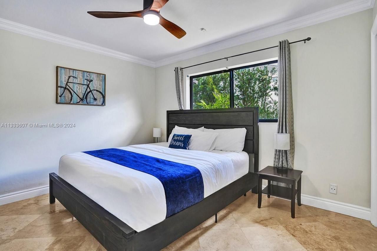 1049 N Southlake Dr, Hollywood, FL 33019 Photo