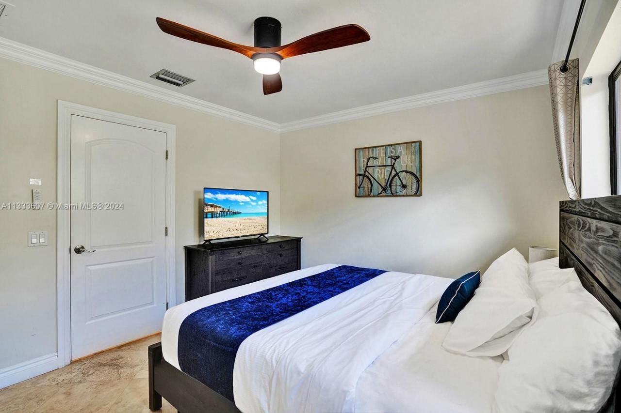 1049 N Southlake Dr, Hollywood, FL 33019 Photo