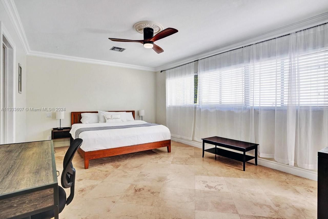 1049 N Southlake Dr, Hollywood, FL 33019 Photo