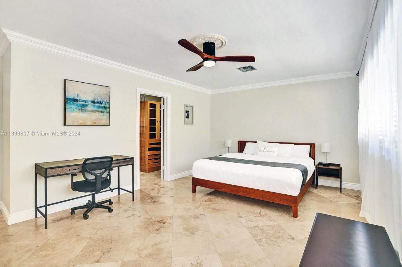 1049 N Southlake Dr, Hollywood, FL 33019 Photo