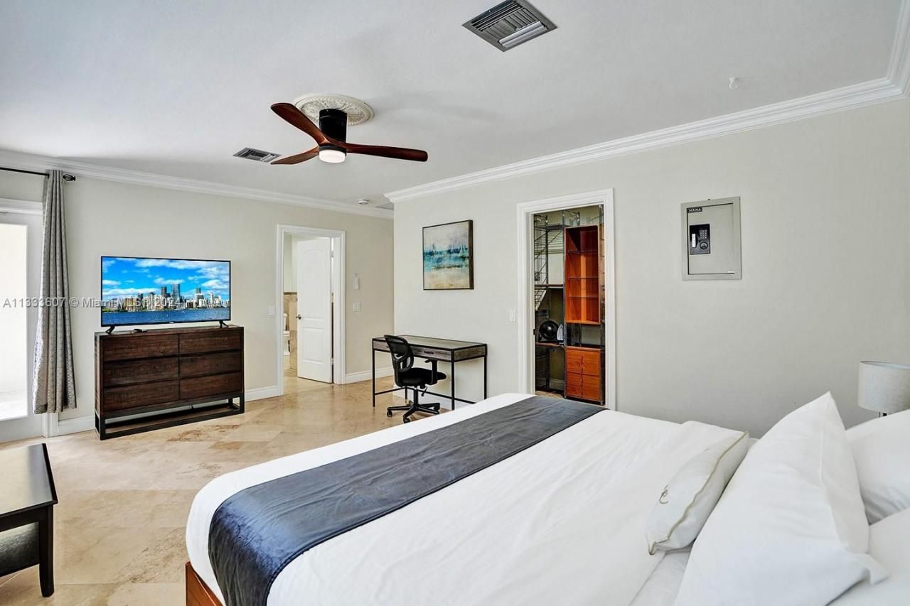 1049 N Southlake Dr, Hollywood, FL 33019 Photo