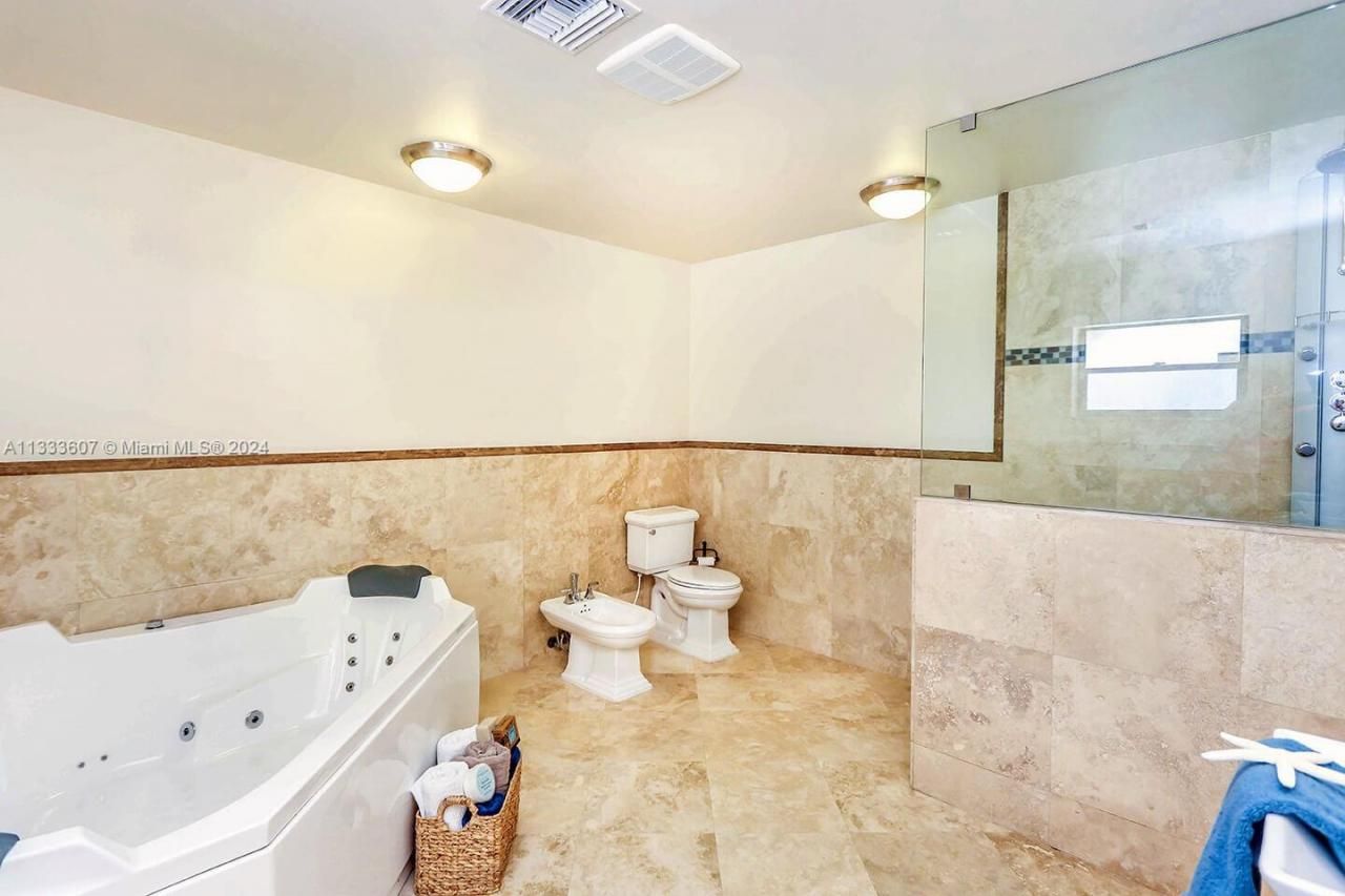 1049 N Southlake Dr, Hollywood, FL 33019 Photo