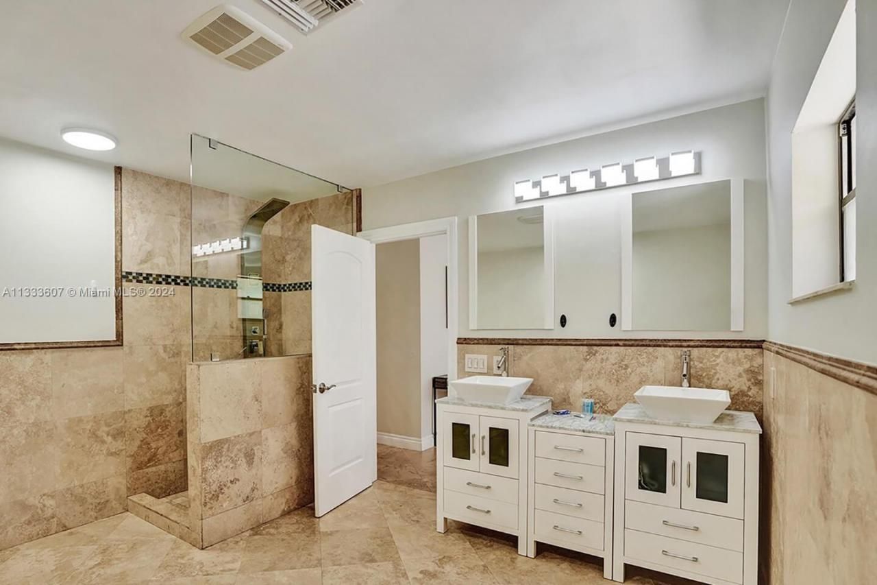 1049 N Southlake Dr, Hollywood, FL 33019 Photo