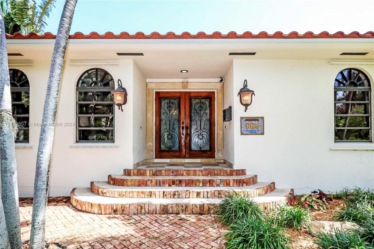 1049 N Southlake Dr, Hollywood, FL 33019 Photo