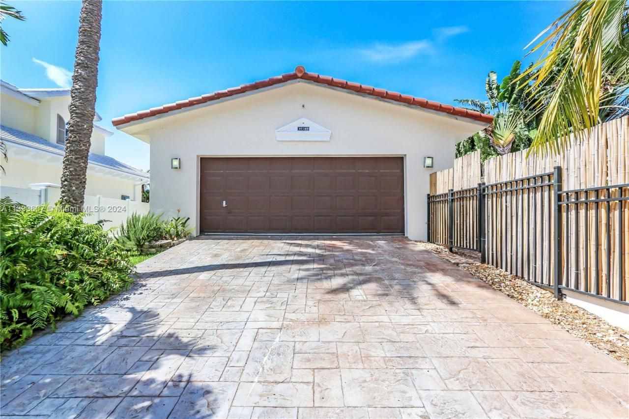 1049 N Southlake Dr, Hollywood, FL 33019 Photo