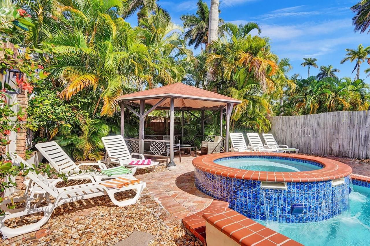 1049 N Southlake Dr, Hollywood, FL 33019 Photo