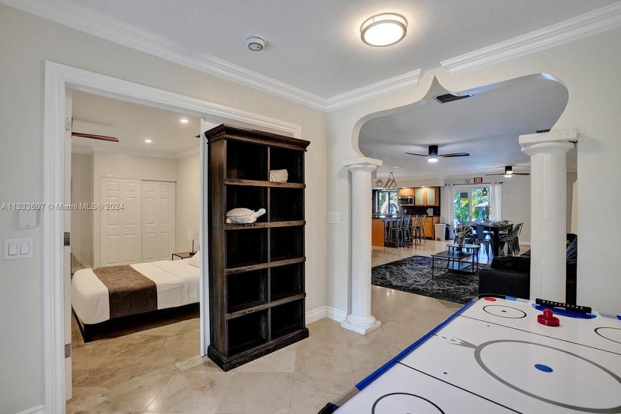 1049 N Southlake Dr, Hollywood, FL 33019 Photo