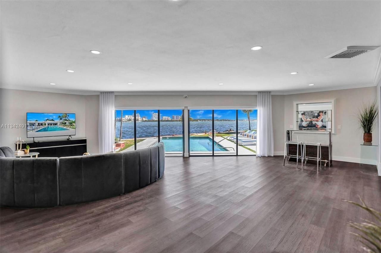 9101 N Bayshore Dr, Miami, FL 33138 Photo