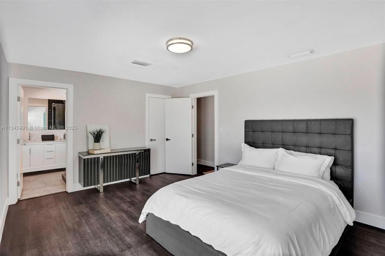 9101 N Bayshore Dr, Miami, FL 33138 Photo