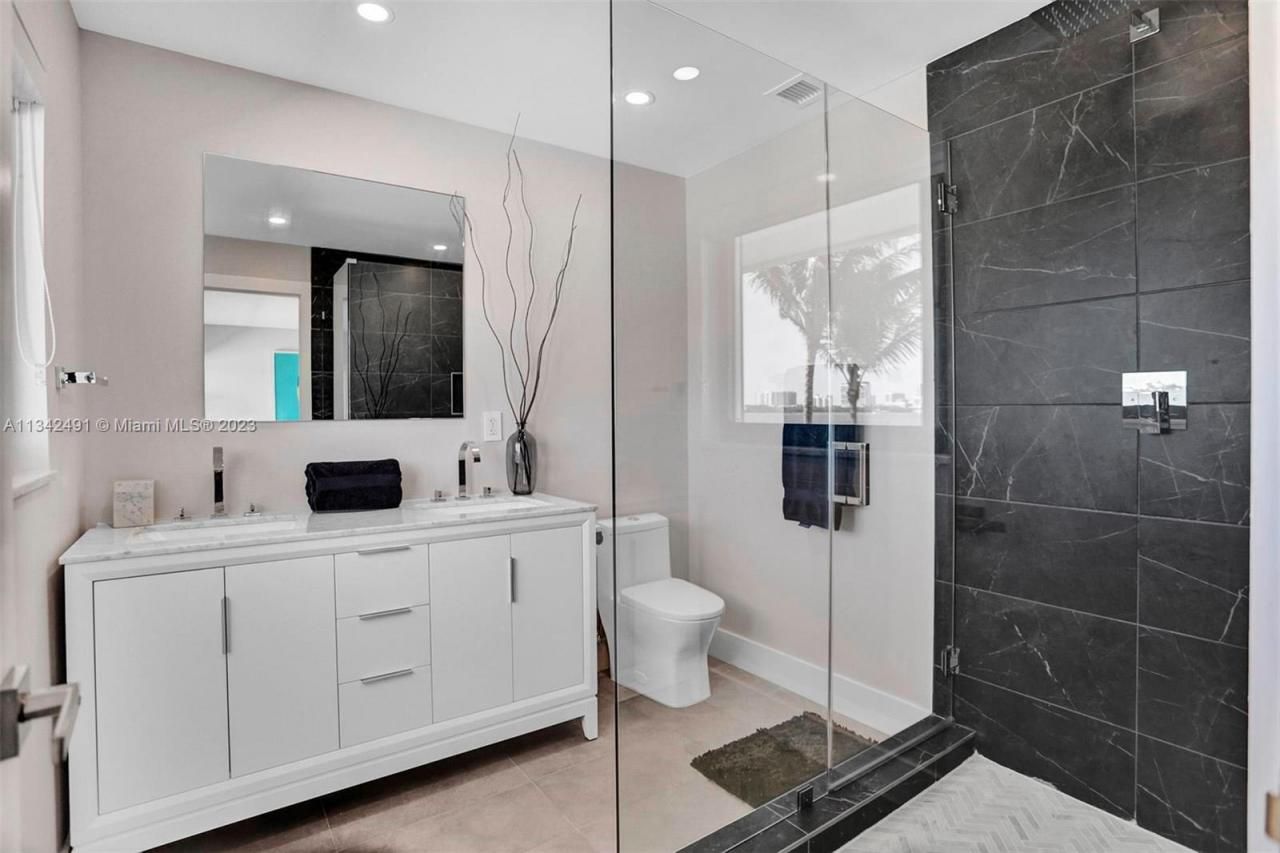 9101 N Bayshore Dr, Miami, FL 33138 Photo