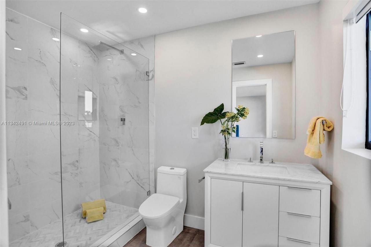 9101 N Bayshore Dr, Miami, FL 33138 Photo