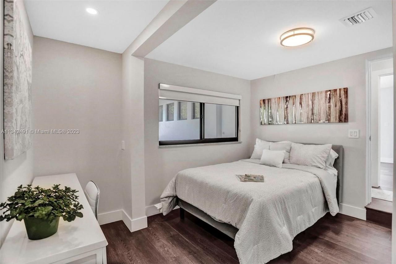 9101 N Bayshore Dr, Miami, FL 33138 Photo