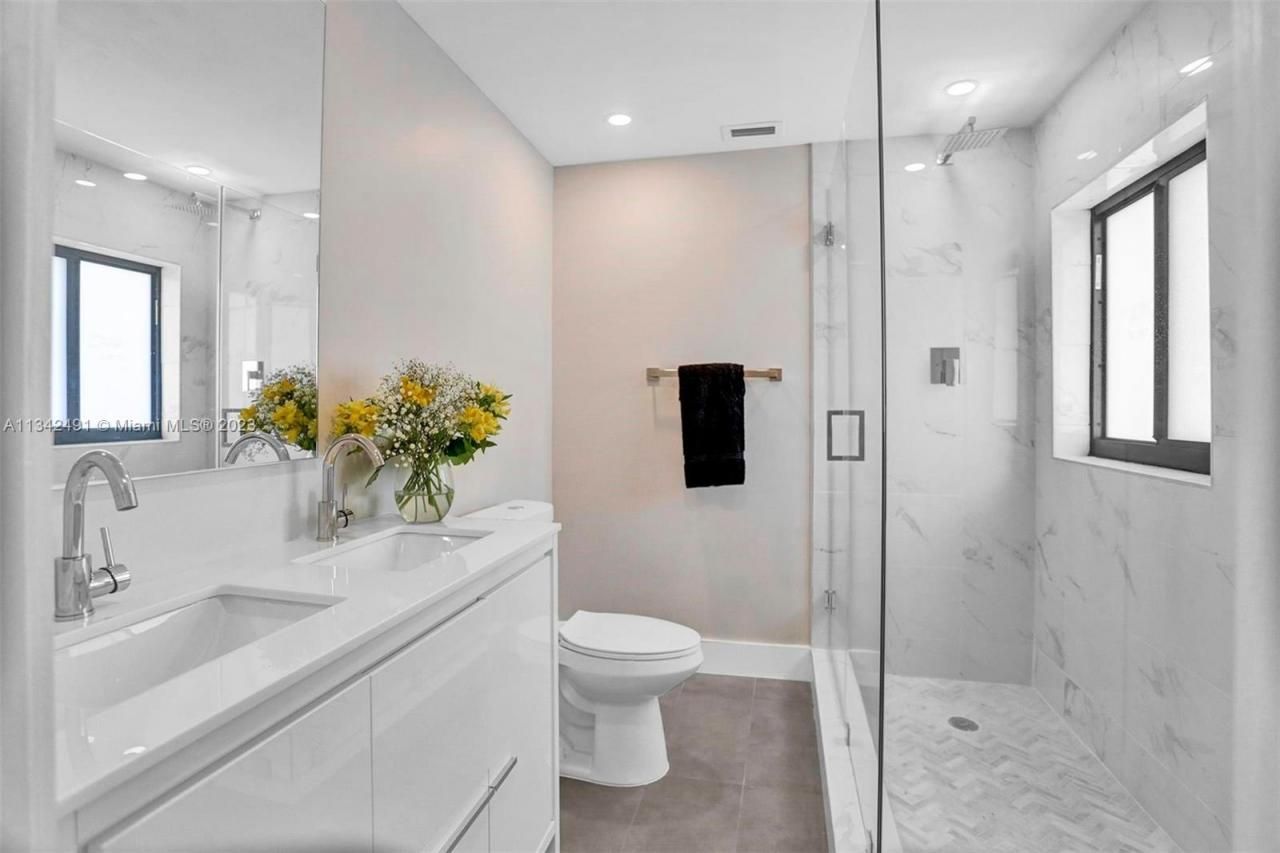 9101 N Bayshore Dr, Miami, FL 33138 Photo