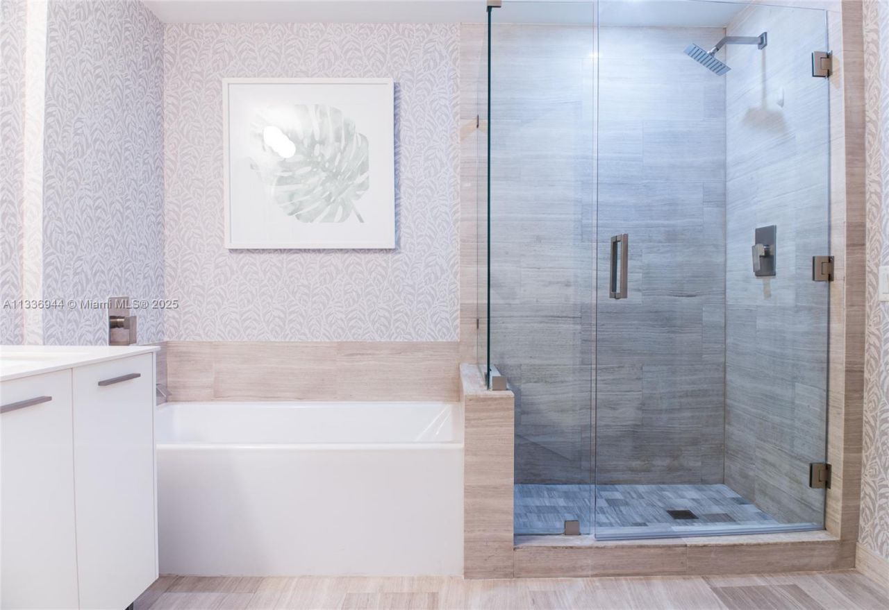 1300 Brickell Bay Dr, Unit 1608, Miami, FL 33131 Photo