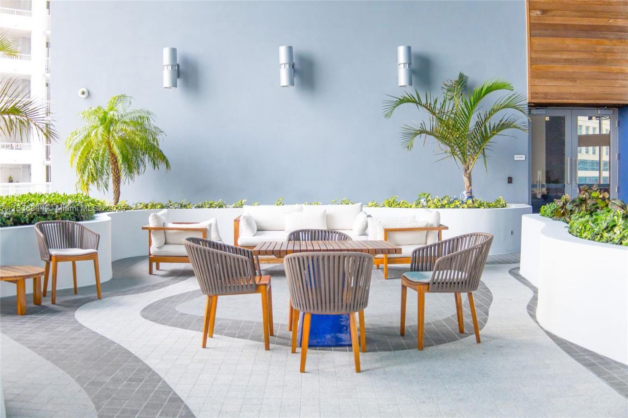 1300 Brickell Bay Dr, Unit 1608, Miami, FL 33131 Photo