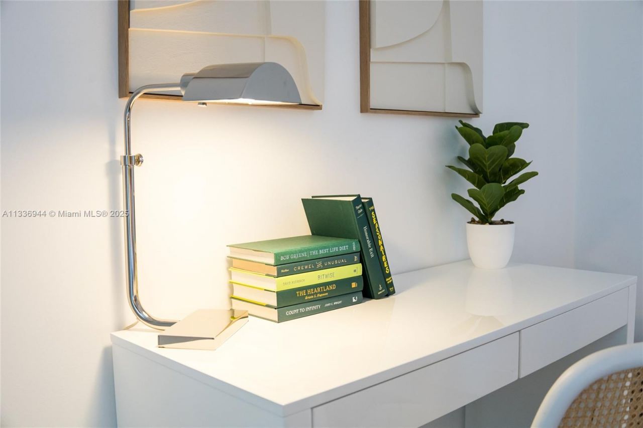 1300 Brickell Bay Dr, Unit 1608, Miami, FL 33131 Photo