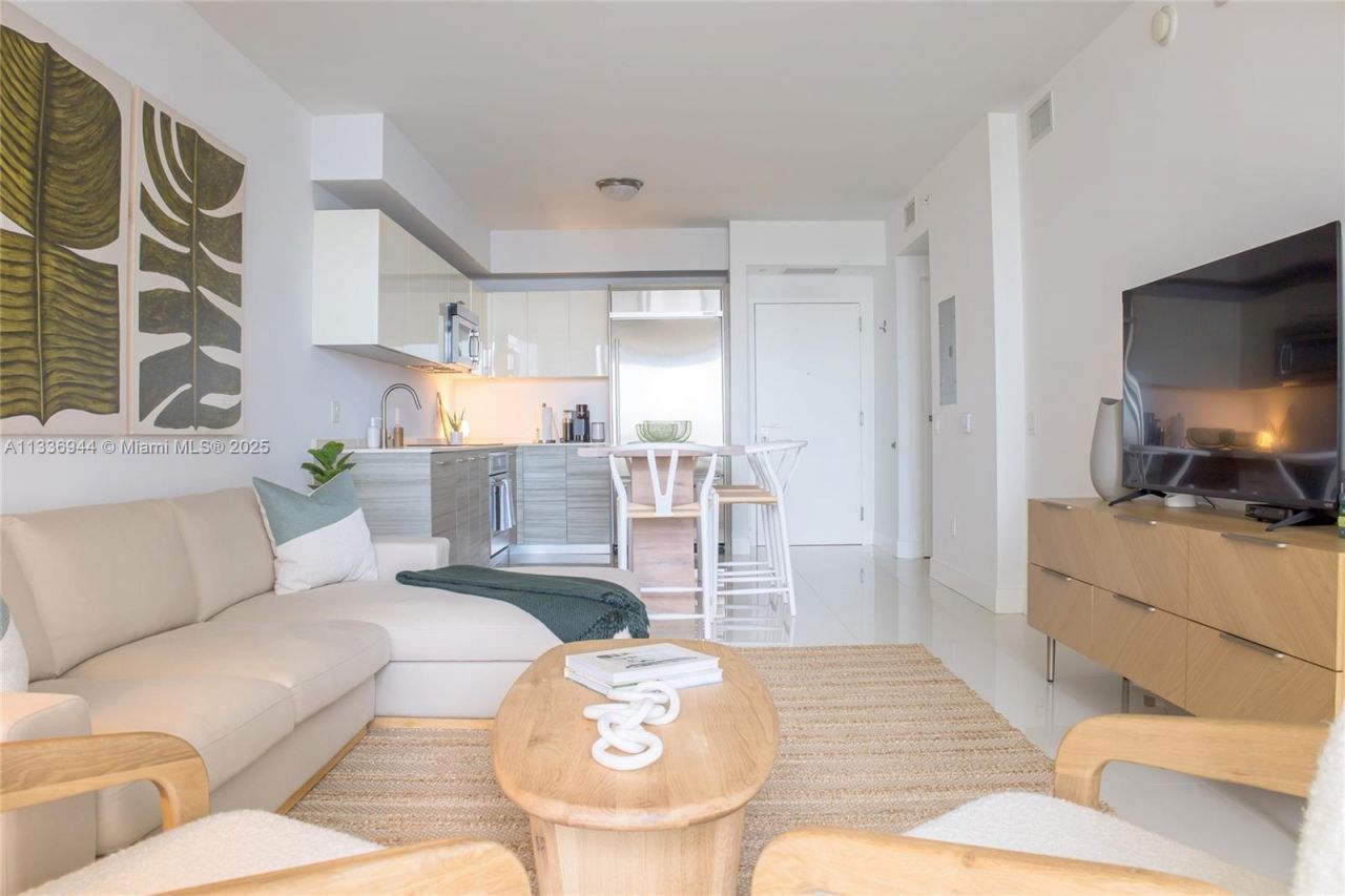 1300 Brickell Bay Dr, Unit 1608, Miami, FL 33131 Photo