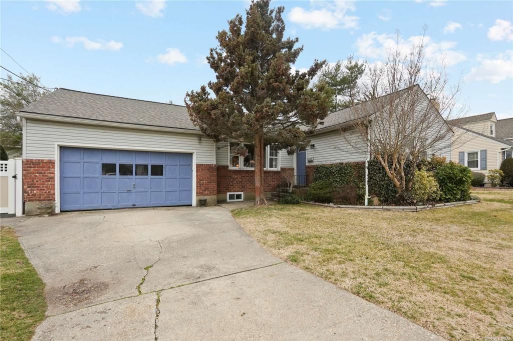 27 W Woodbine Drive, Freeport, NY 11520 Main Photo