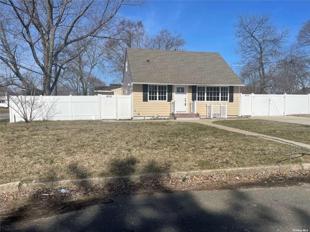 21 E Walnut Street, Central Islip, NY 11722 Main Photo