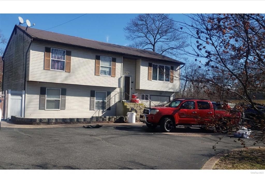 657 Wilson Boulevard, Central Islip, NY 11722 Main Photo