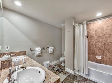 2100 North Village Drive, Truckee, CA 96161 Photo