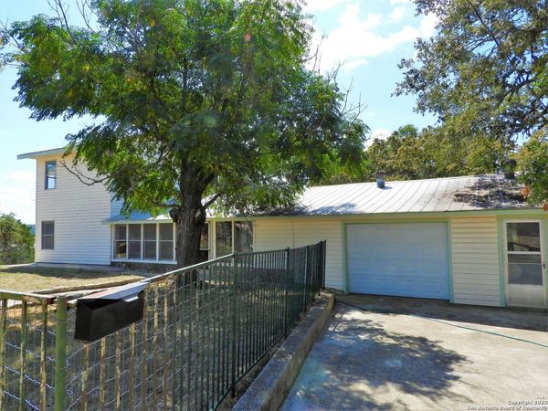 806 Blue Bill Cove Dr, Lakehills, TX 78063