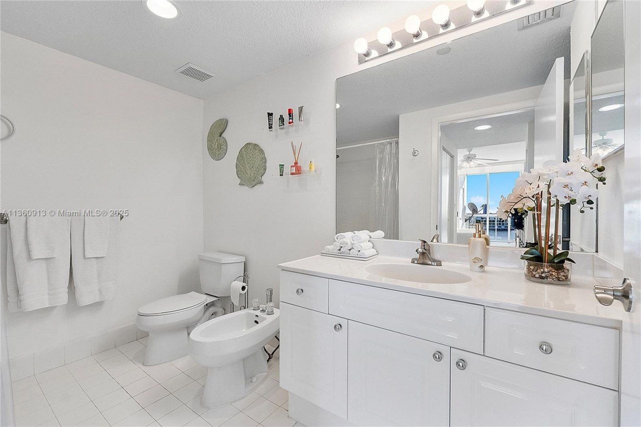 17050 N Bay Rd, Unit 807, Sunny Isles Beach, FL 33160 Photo