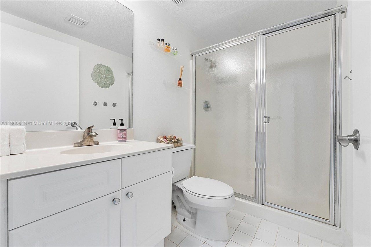 17050 N Bay Rd, Unit 807, Sunny Isles Beach, FL 33160 Photo