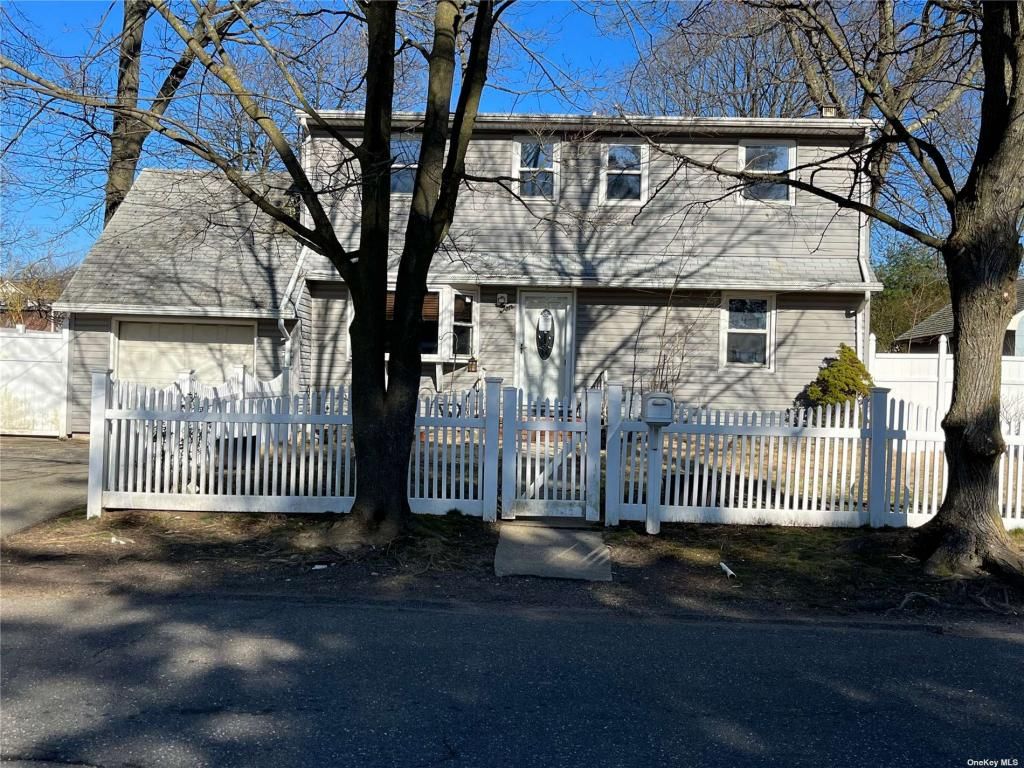 10 Field Place, Huntington Station, NY 11746 Main Photo