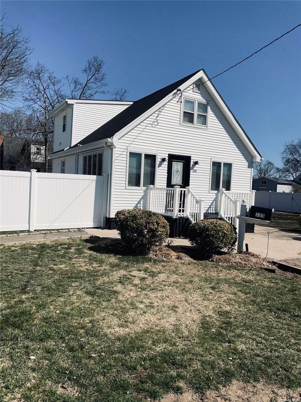 135 Westchester Ave, West Babylon, NY 11704 Main Photo