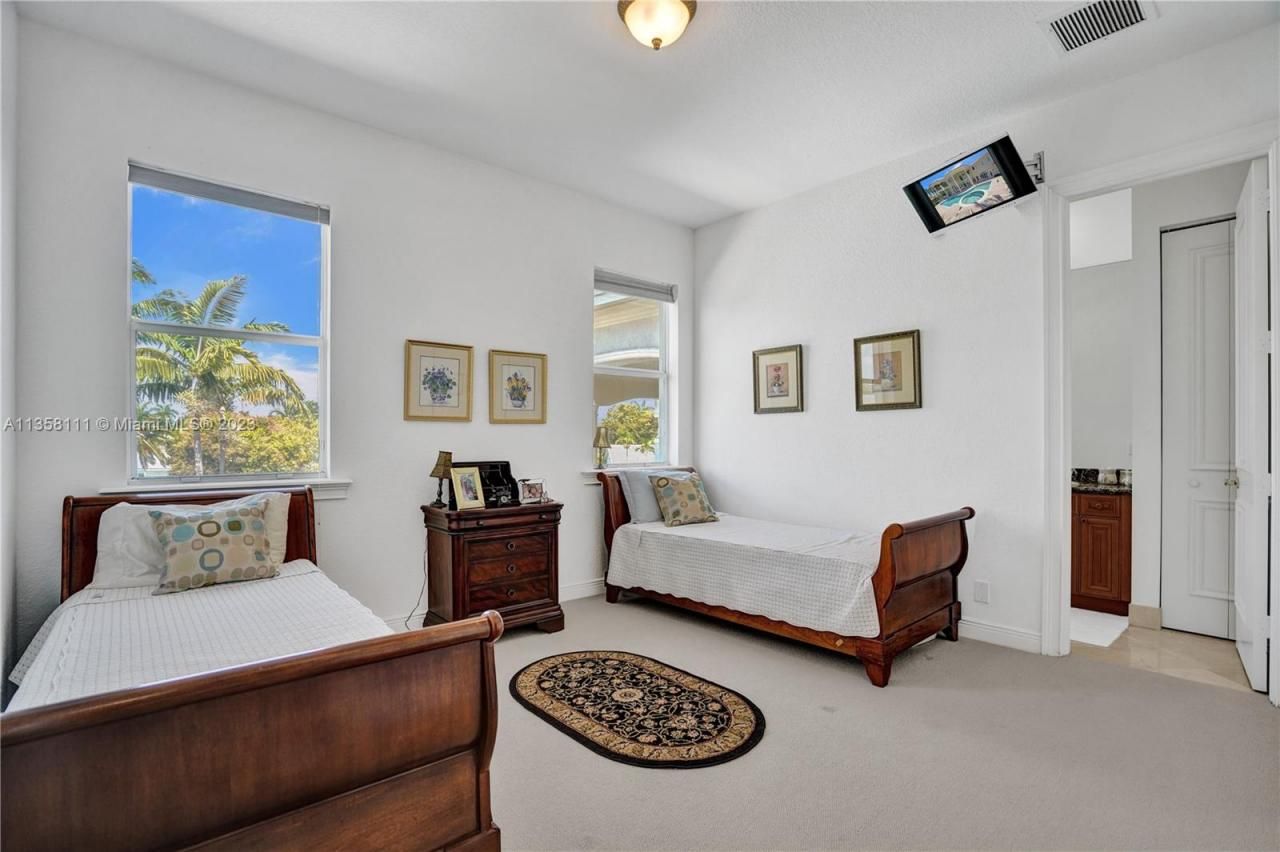 1130 Harbor Ct, Hollywood, FL 33019 Photo