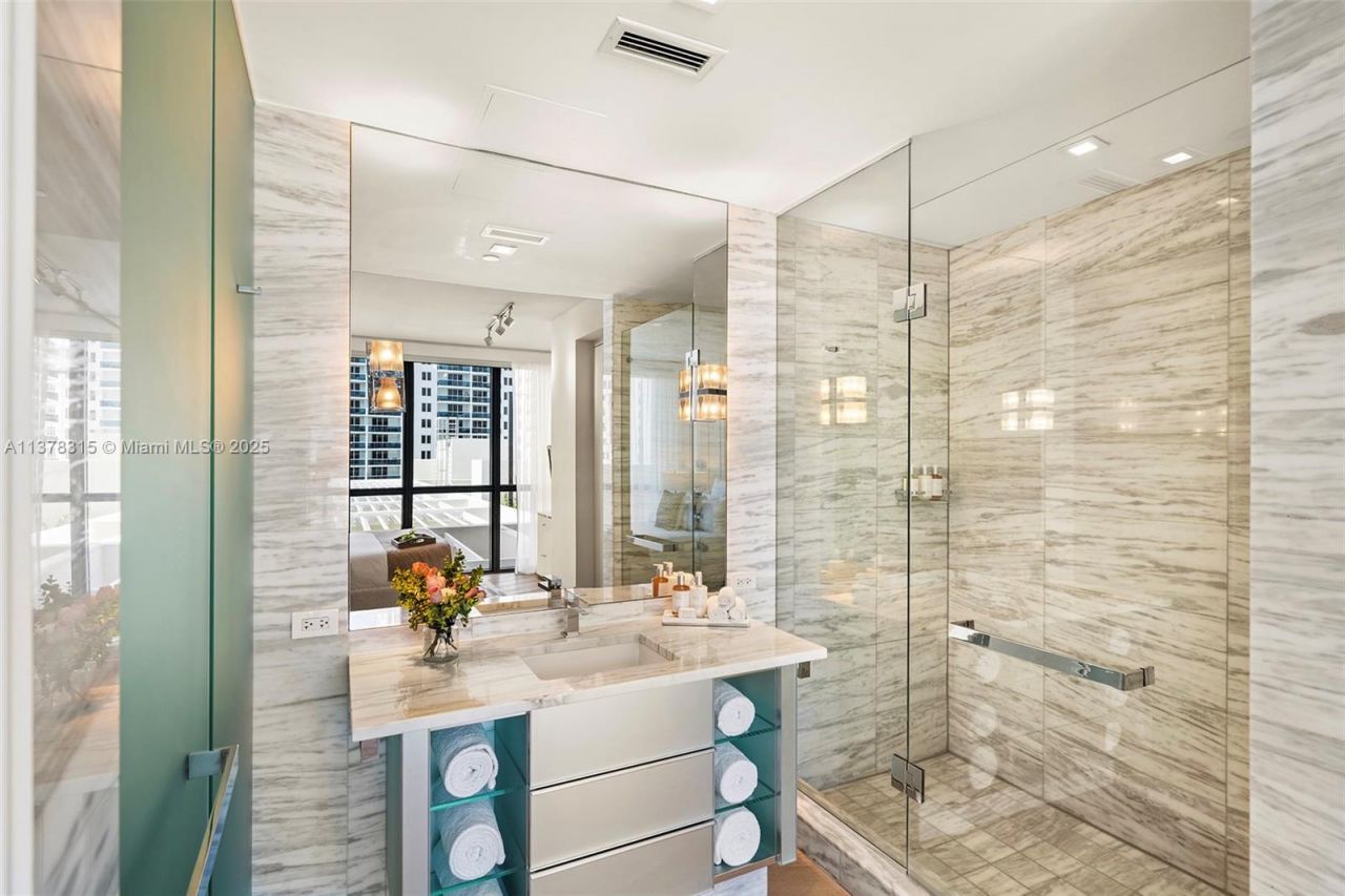 2201 Collins Ave, Unit 811, Miami Beach, FL 33139 Photo