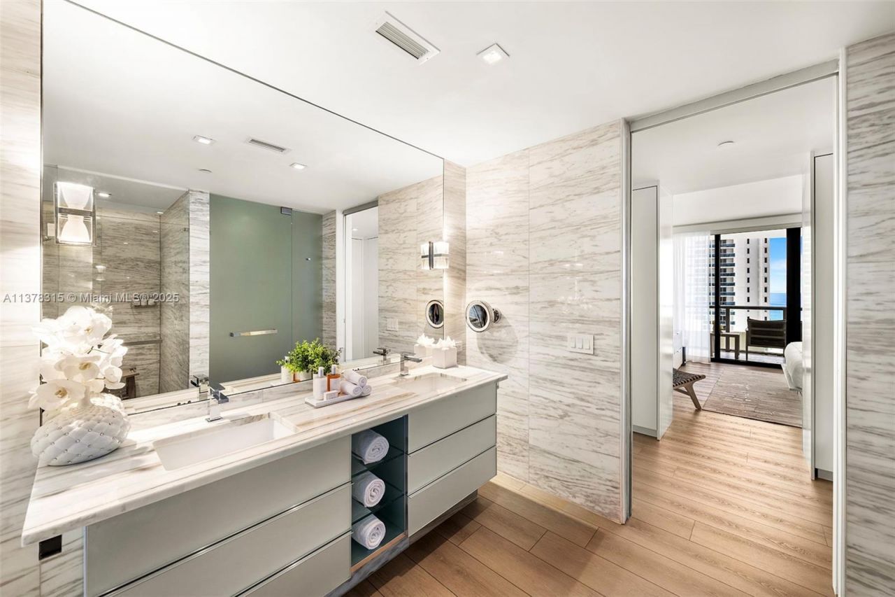 2201 Collins Ave, Unit 811, Miami Beach, FL 33139 Photo