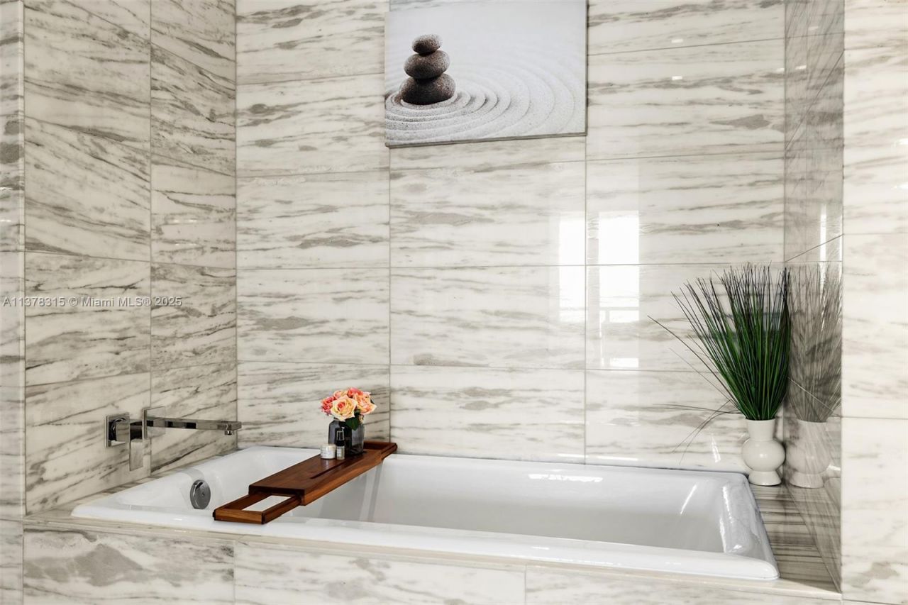 2201 Collins Ave, Unit 811, Miami Beach, FL 33139 Photo