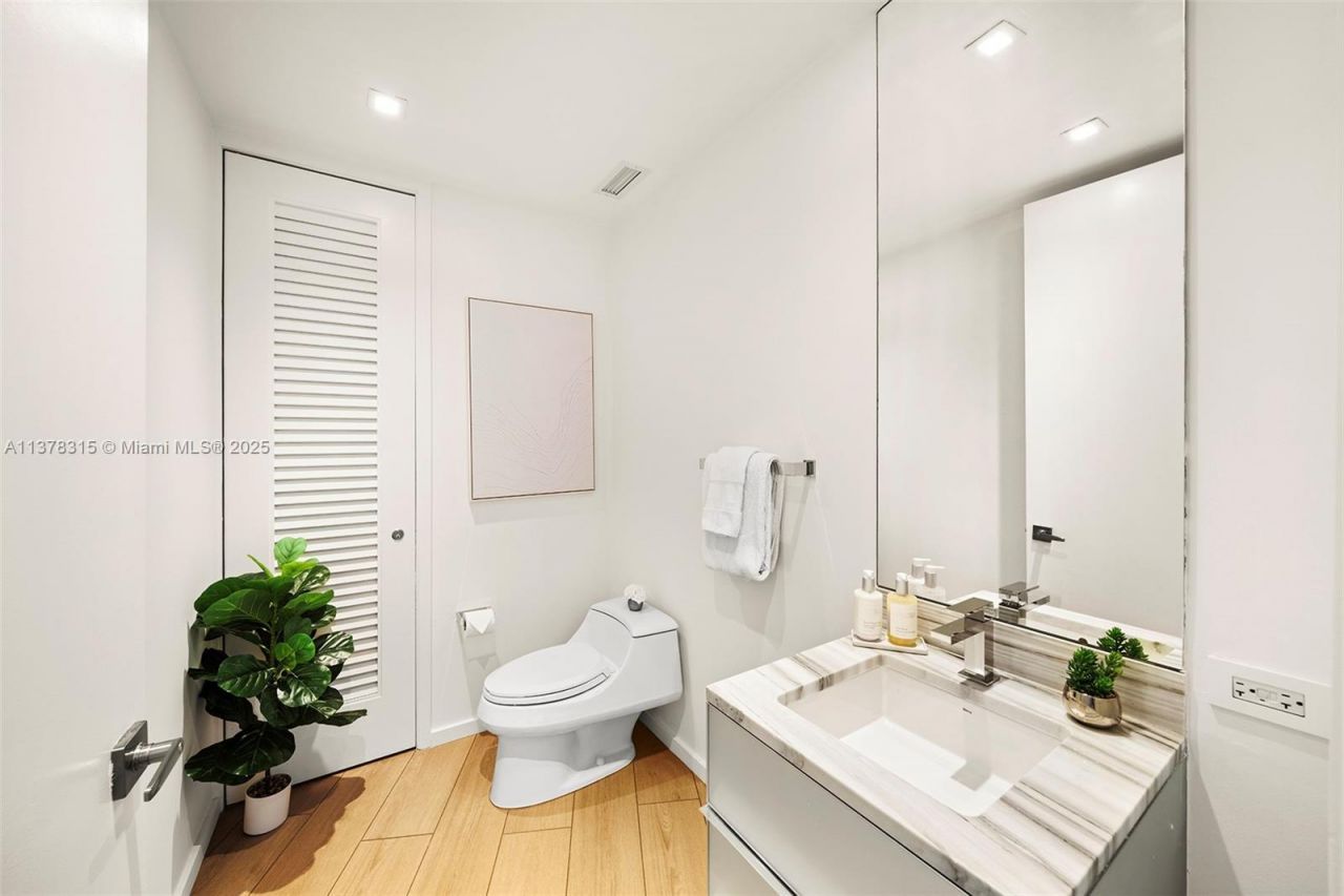 2201 Collins Ave, Unit 811, Miami Beach, FL 33139 Photo